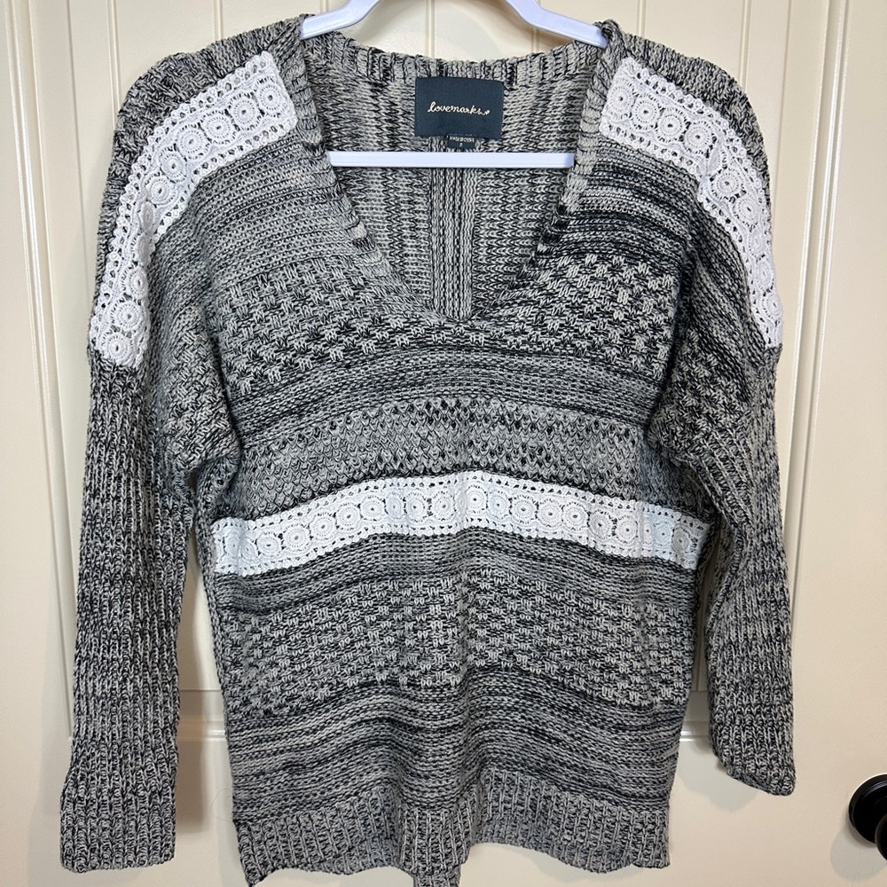 Lovemarks v-neck cable knit boho sweater with crochet accents sz S